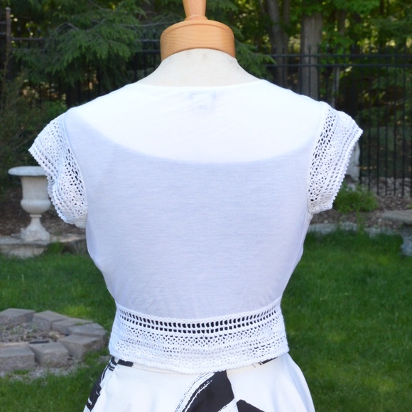 Guess Crochet Trim Crop Top / BUNDLE AND SAVE. - Picture 4 of 8